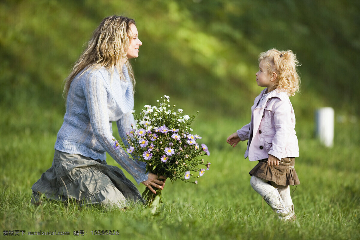 户外 玩耍 母女 家庭人物 外国女性 美女 妈妈 鲜花 花朵 小女孩 温馨 幸福家庭 草地 生活人物 人物图片