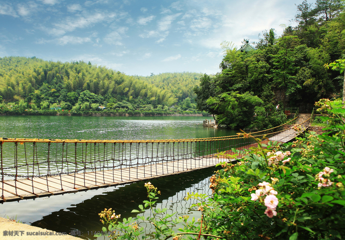 小桥流水 吊桥 流水 群山 绿树怀抱 自然景观 山水风景