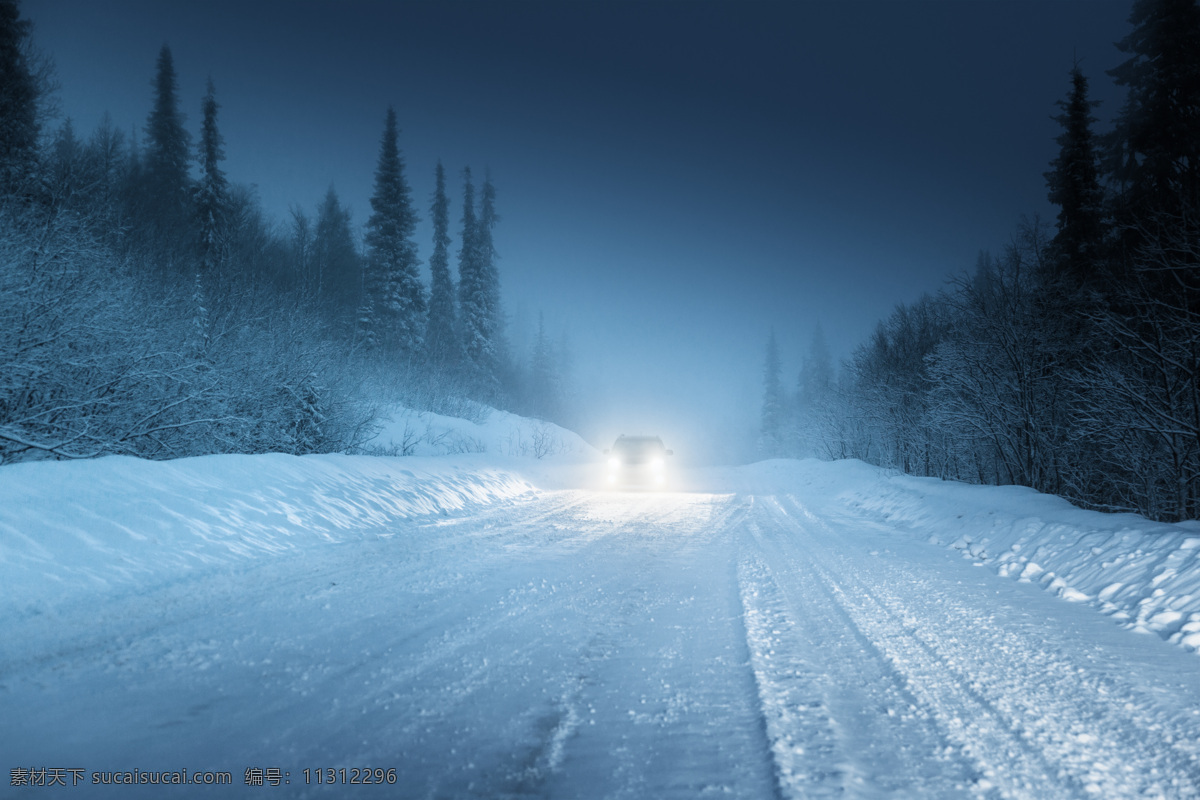 夜晚 行驶 雪地 上 汽车 小车 交通工具 雪地马路 汽车图片 现代科技