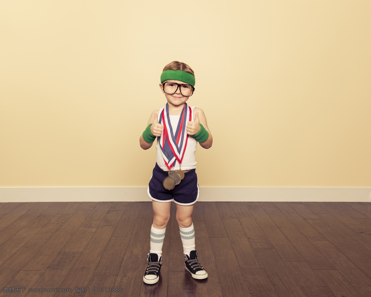脖子 上 挂 奖牌 男孩 挂着 儿童 体育运动 儿童图片 人物图片