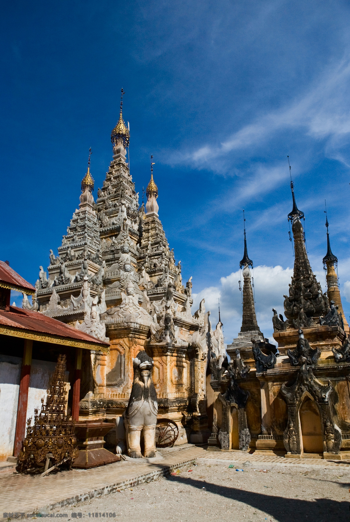 蓝天下的寺院 缅甸 掸邦 茵莱湖 寺院 佛塔 蓝天 白云 国外旅游 旅游摄影