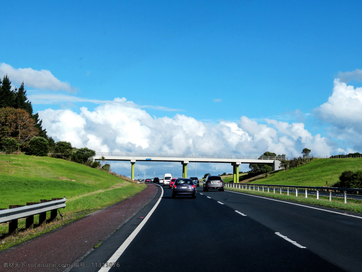 新西兰 高速路 风景 天空 蓝天 白云 山坡 绿树 绿地 草地 桥梁 隔离带 车辆 护栏 新西兰风光 旅游摄影 国外旅游