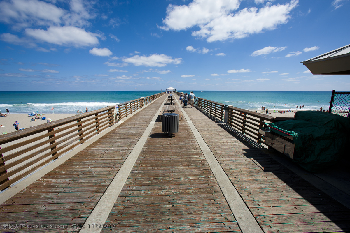 白云 海边 海滩 海洋 假期 假日 栏杆 蓝天 码头 木板 游客 休闲 阳光 自然风景 自然景观