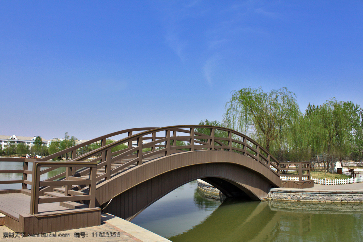 拱桥 木桥 湖水 蓝天 绿柳 白云 拱形建筑 初春 园林建筑 建筑园林
