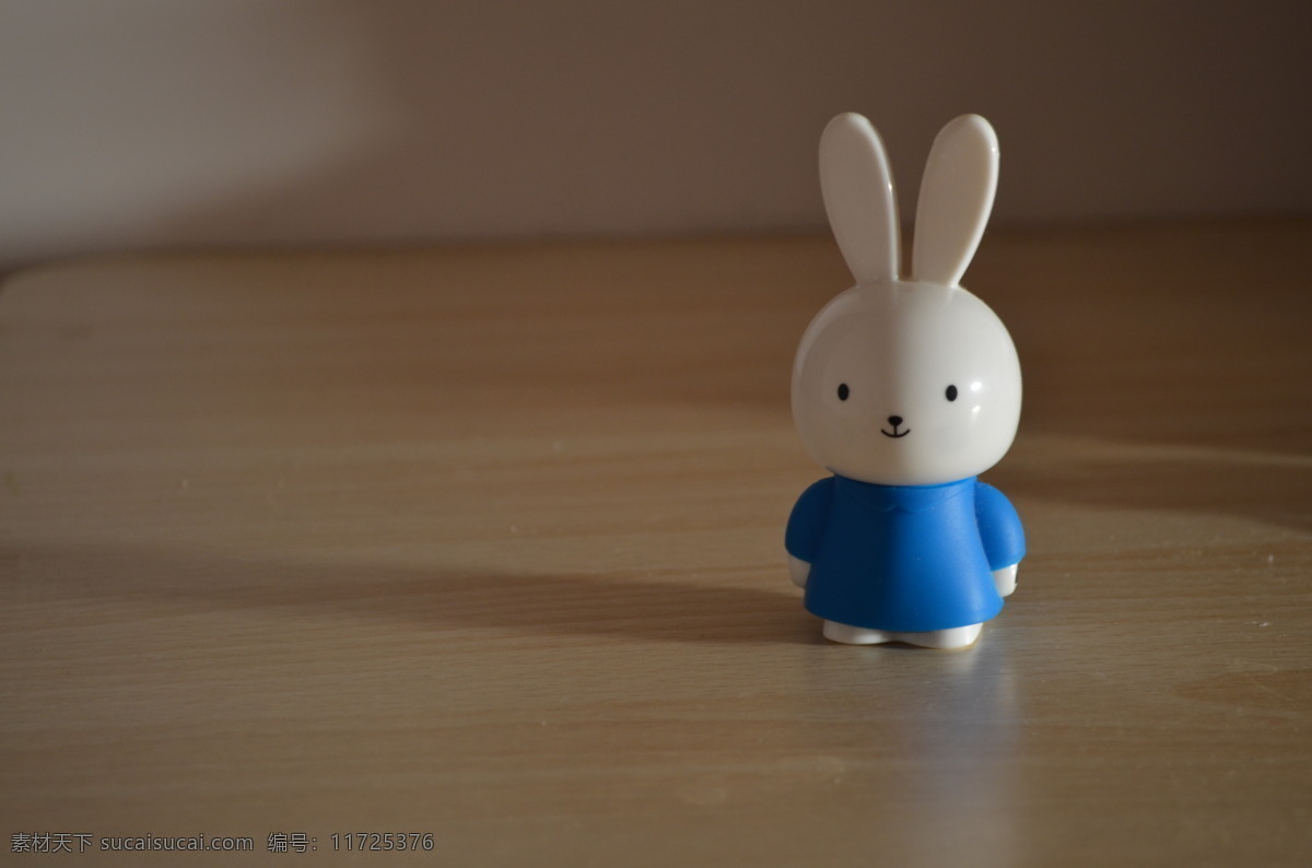 可爱兔子 生活百科 兔子 玩具 娱乐休闲 小 小兔子玩具 萌兔 温馨玩具 可爱玩具 psd源文件