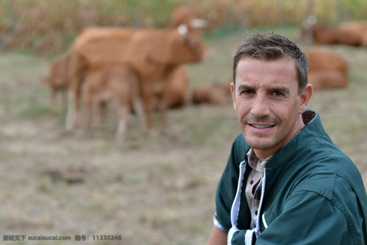 放牛 农场主 牛 养殖 农作物 农业 农村 农民 外国男人 生活人物 人物图库 人物图片