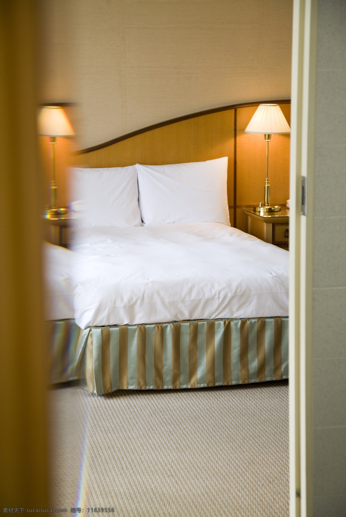 酒店 客房 内 整洁 床 台灯 宾馆 室内 一张床 双人床 干净 床头柜 酒店主题 高清图片 室内设计 环境家居