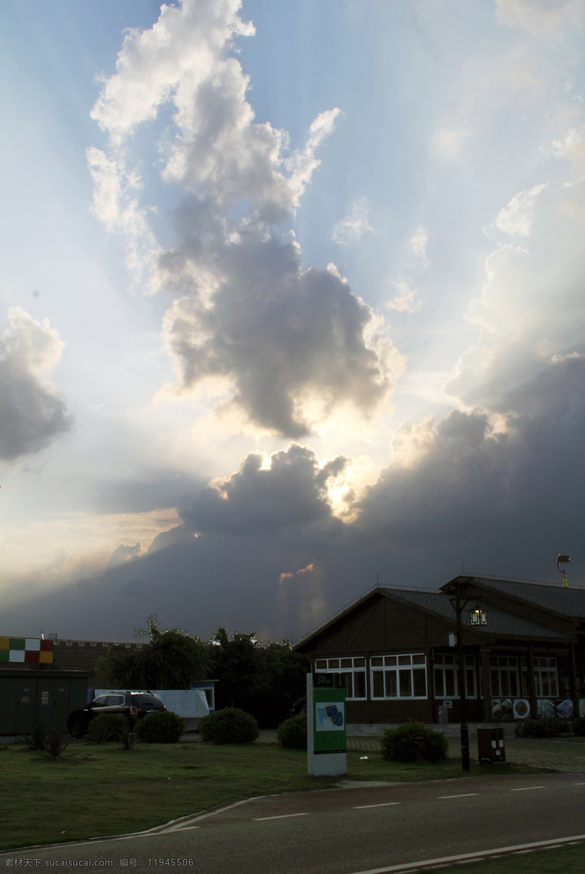 傍晚的天空 夕阳 公园 漫步 天空 蓝天 阳光 光线 云 光芒四射 自然风景 自然景观