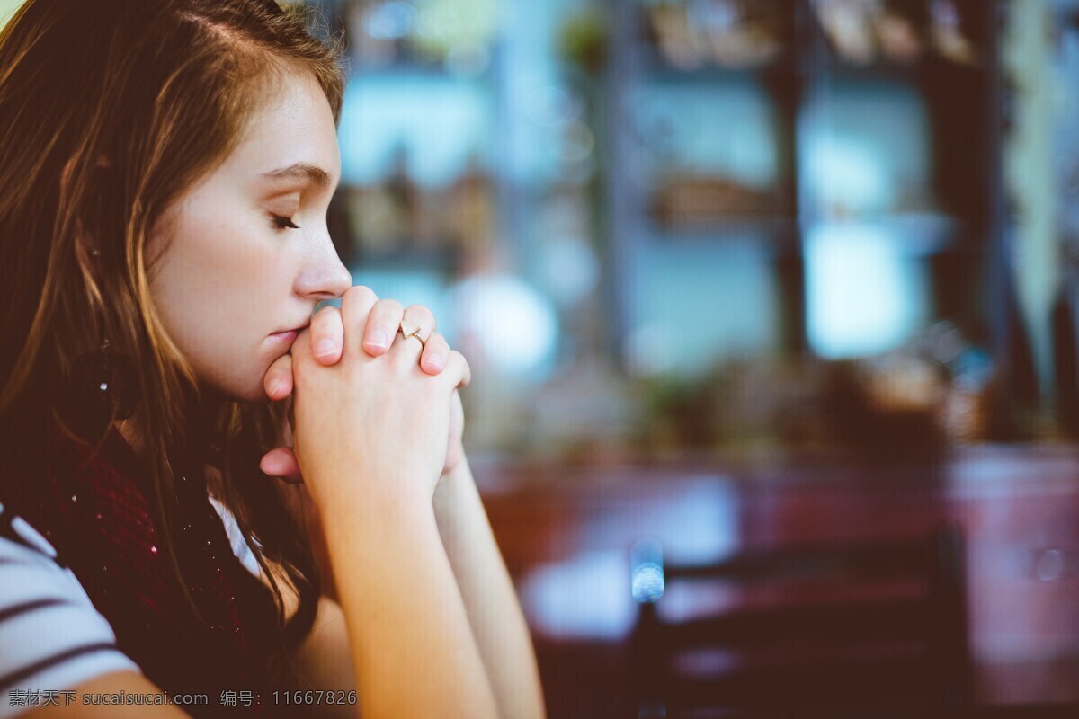 祈祷中的少女 祈祷 宗教 礼拜堂 少女 女性 基督教 侧脸 人物图库 女性女人