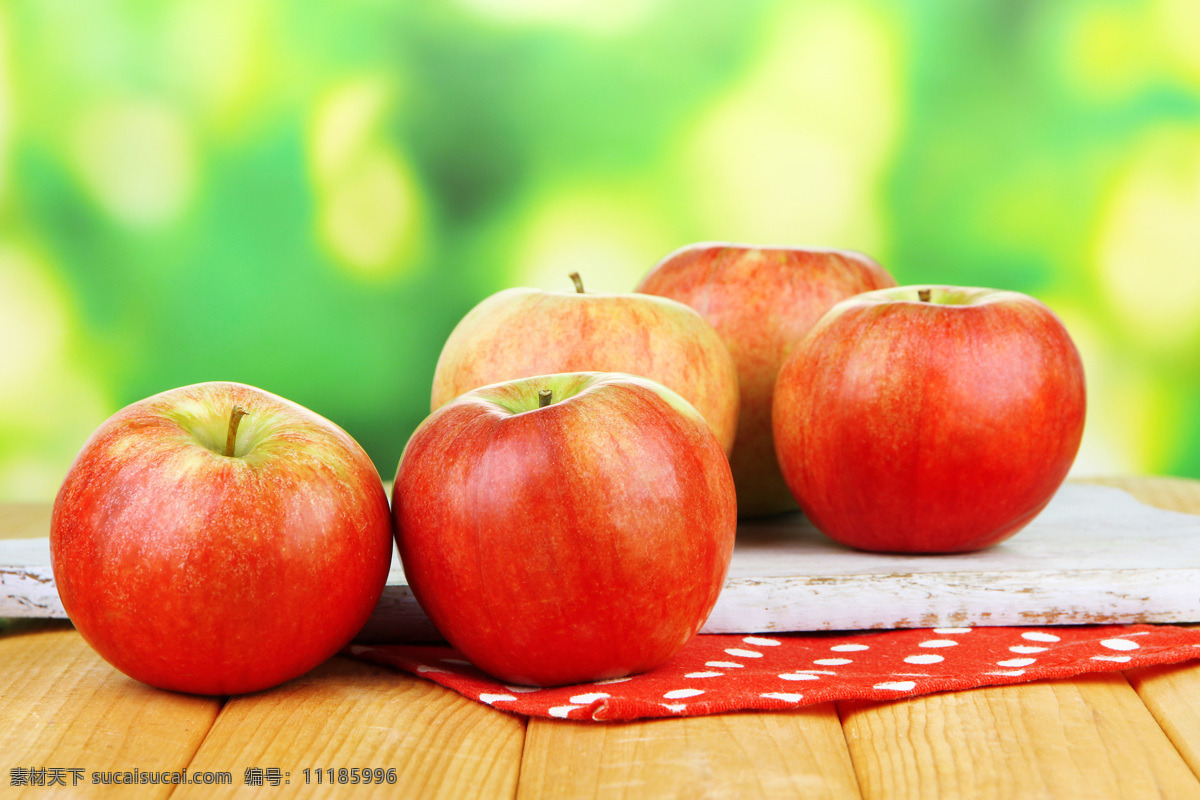 桌面 上 红苹果 苹果 新鲜苹果 新鲜水果 水果摄影 水果蔬菜 餐饮美食 绿色