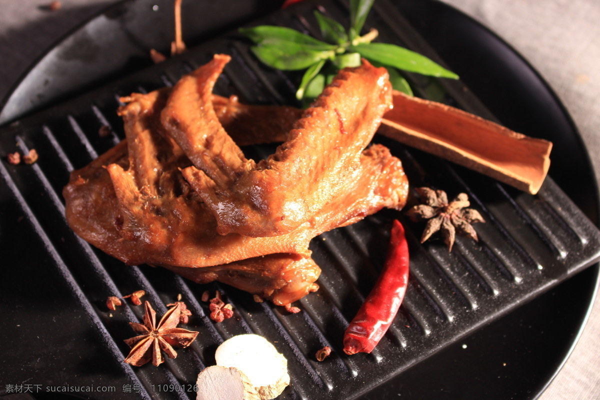 卤味鸭翅 鸭翅 菜品 鸭货 照片 调料 辣椒 黑盘 卤味 辣 艺术 角度 风格 摆盘 餐饮美食