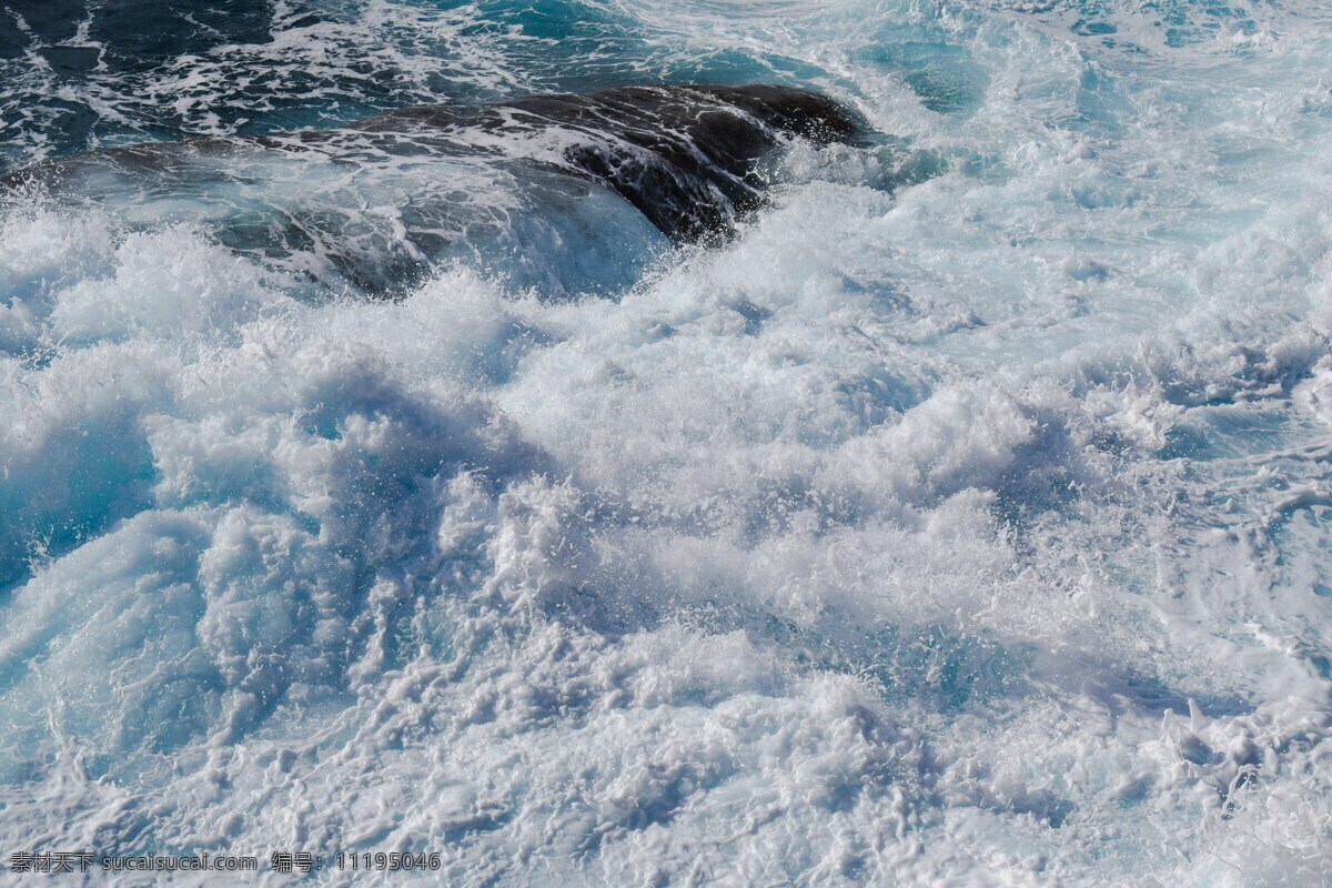 汹涌的大海 礁 暗沙 大漩涡 波 泡沫 喷雾 权力 自然 海 卡沃 塞浦路斯 蓝色 大海 自然景观 自然风景