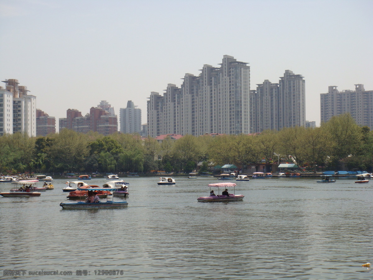 白色 粉色 湖水 黄色 建筑 下午 阳光明媚 上海 长风 公园 湖 已经 外面 上海长风公园 游艇 植物 自然景观 自然风景 绿色园林 风景 生活 旅游餐饮