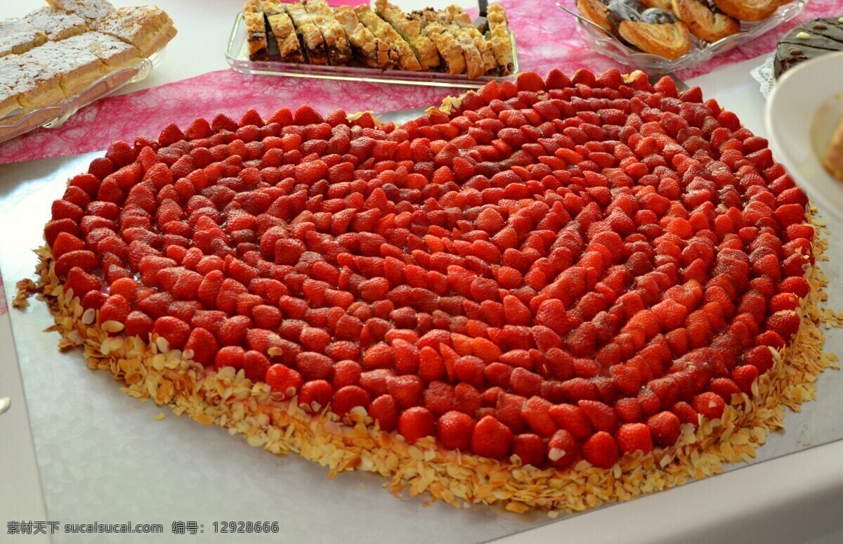 草莓蛋糕 香草蛋糕 蛋糕 点心 下午茶 甜点 小蛋糕 草莓酱 心型草莓蛋糕 爱心 饮料 酒水 餐饮美食 西餐美食