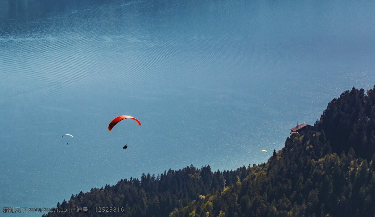 海上 高空 跳伞 运动 海上跳伞 高空跳伞 降落伞 滑翔伞 高空运动 体育 户外运动 跳伞运动 运动员 天空 户外 体育运动 自然景观 自然风景