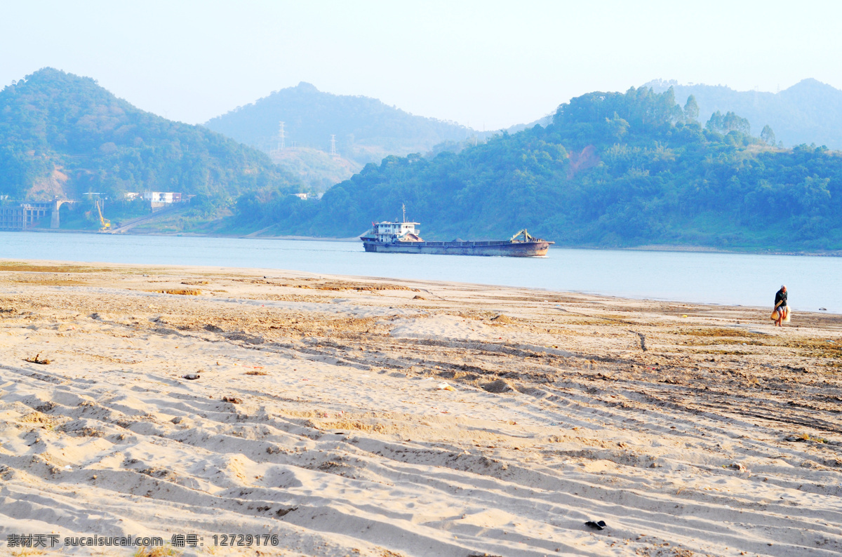 西江河船 西江河 河边 沙滩 船只 拾荒者 环境 随走随摄 旅游摄影 自然风景