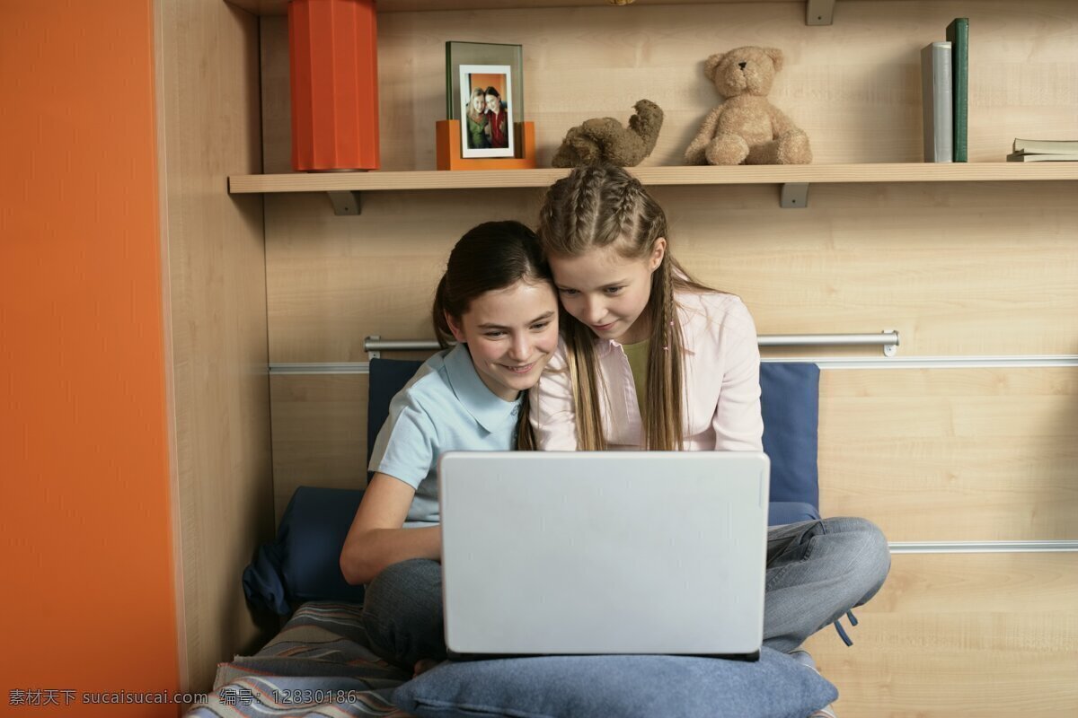 一起 玩电脑 两个 女孩 外国女孩 坐着 电脑 笔记本电脑 微笑 家具 沙发 生活人物 人物图片