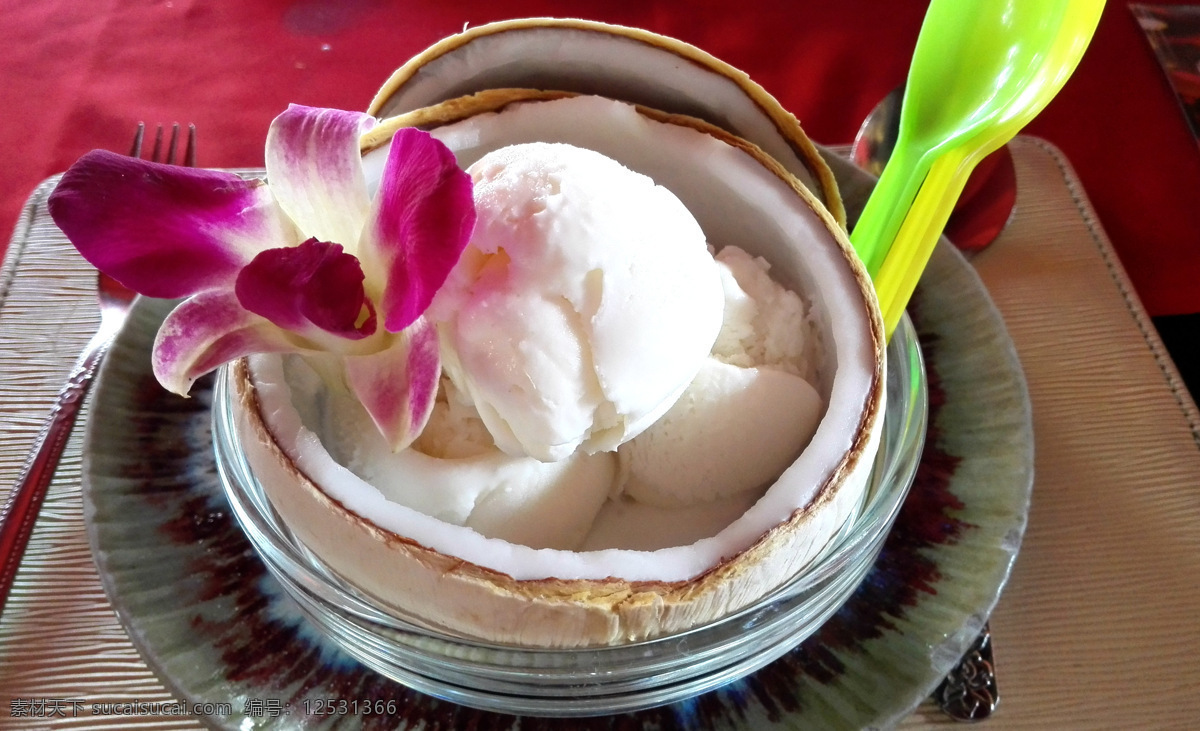 椰子冰激凌 椰子壳 椰奶 冰激凌 甜点 紫红色 花朵 塑料勺子 泰式美食 美味 吃货乐 餐饮美食