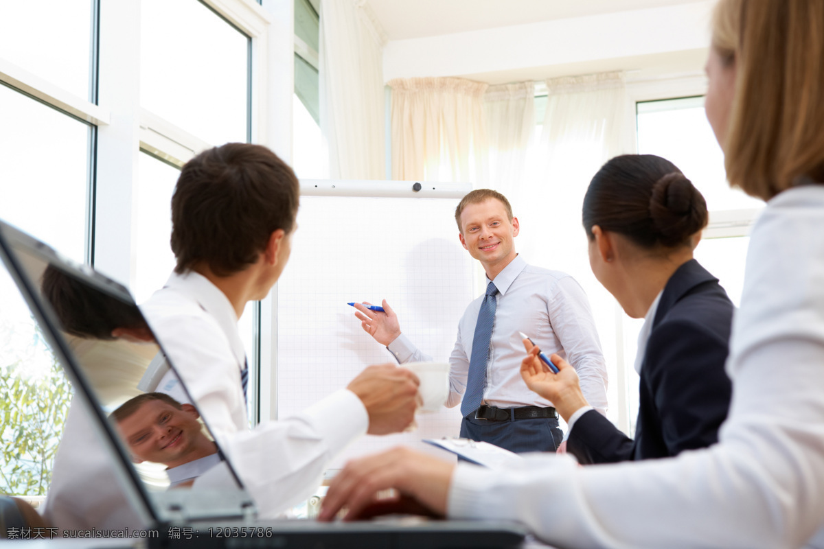 同事 面前 讲解 白领 工作 男人 电脑 白板 笔 商务人士 人物图片