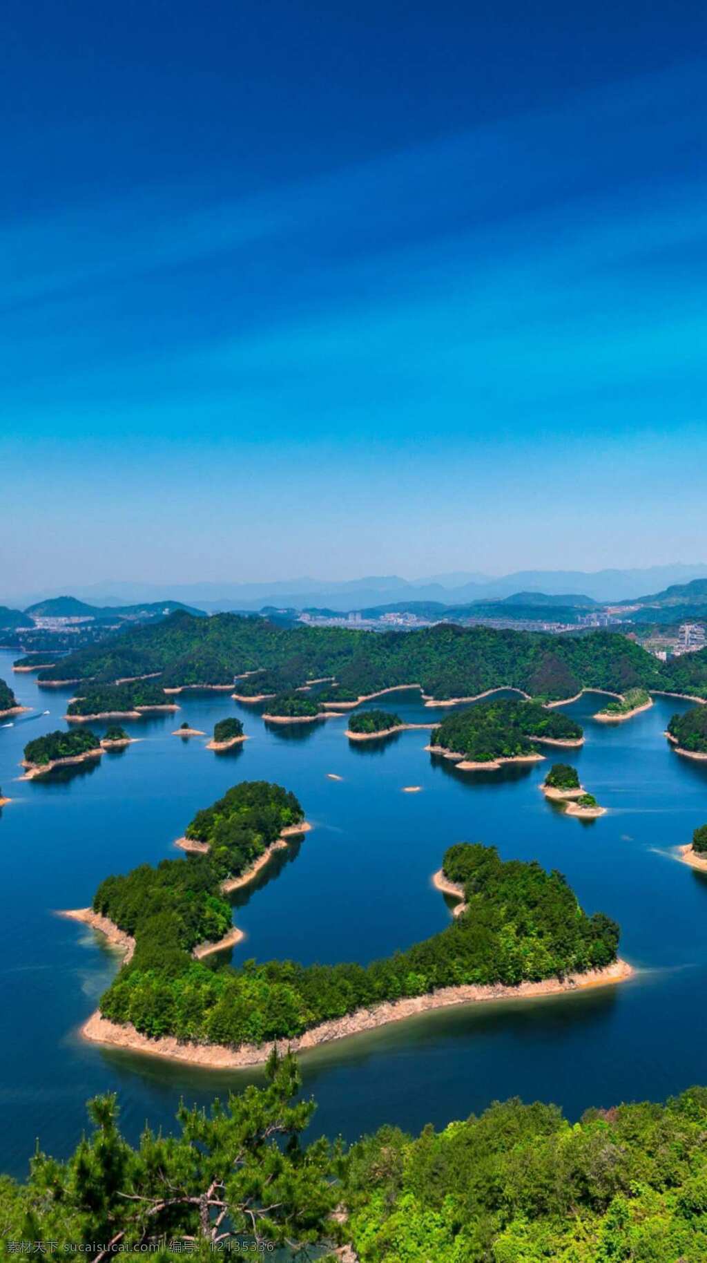 美丽的湖泊 壮观的湖泊 蓝天 远山 山脉 山峰 绿山 碧蓝的湖水 绿色的岛屿 千岛湖 自然景观 山水风景