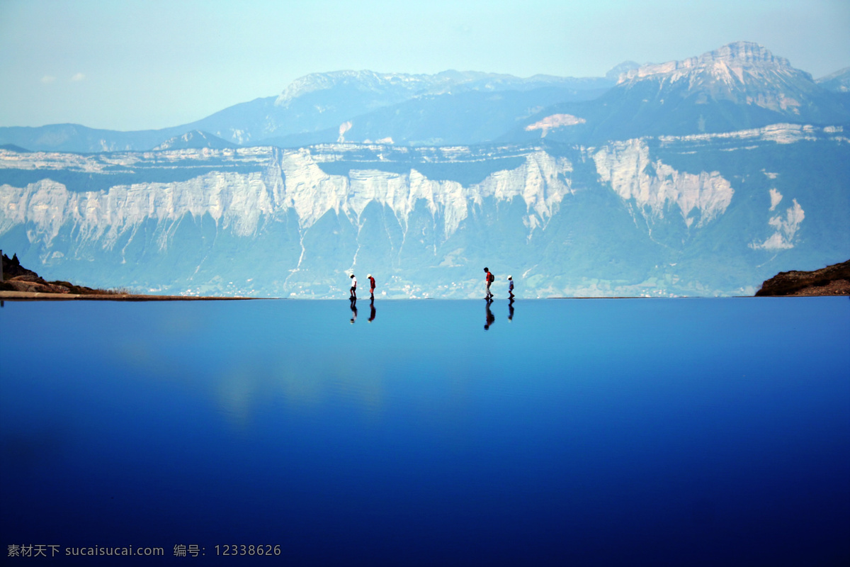山脉山川 河流 蓝色湖水 冰面 行走的游客 山水美景 创意风景 雪山 湖泊 蓝色湖面 风景 自然景观 自然风景