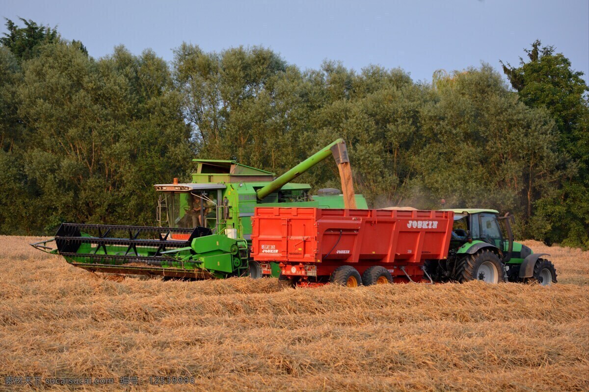 稻草 收成 粮食 农业 农用车 拖拉机 收获的季节 秋收 收割机 现代农业 农场 机械农业 现代科技 农业生产