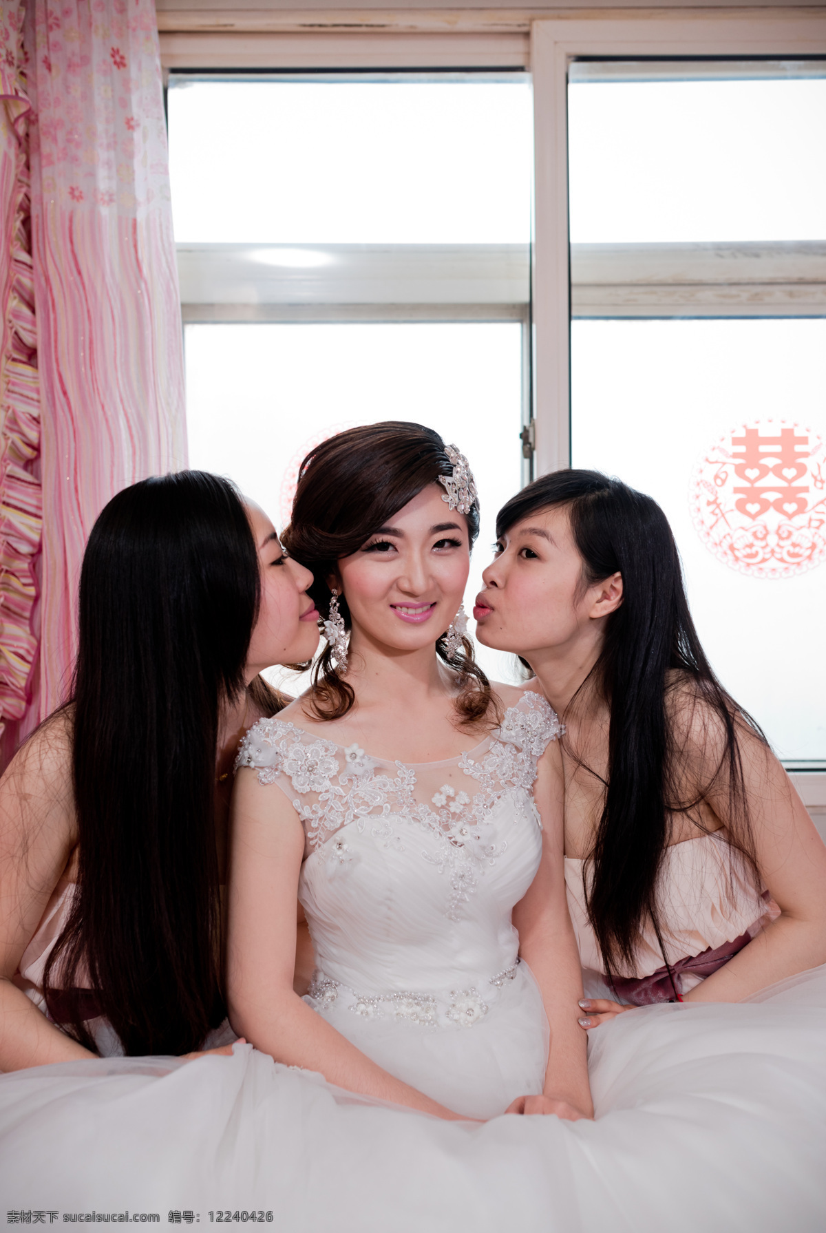 结婚 新娘 伴娘 甜蜜 闺蜜 亲吻 人物图库 人物摄影