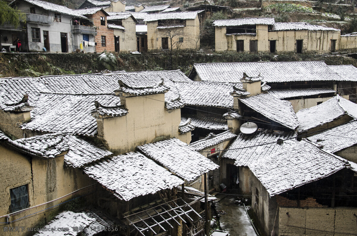 村庄雪景 天空 远山 近山 山村 古村 村落 山村雪景 森林 竹林 老房子 古建筑 瓦房 雪景 积雪 山中雪景 国内旅游 旅游摄影