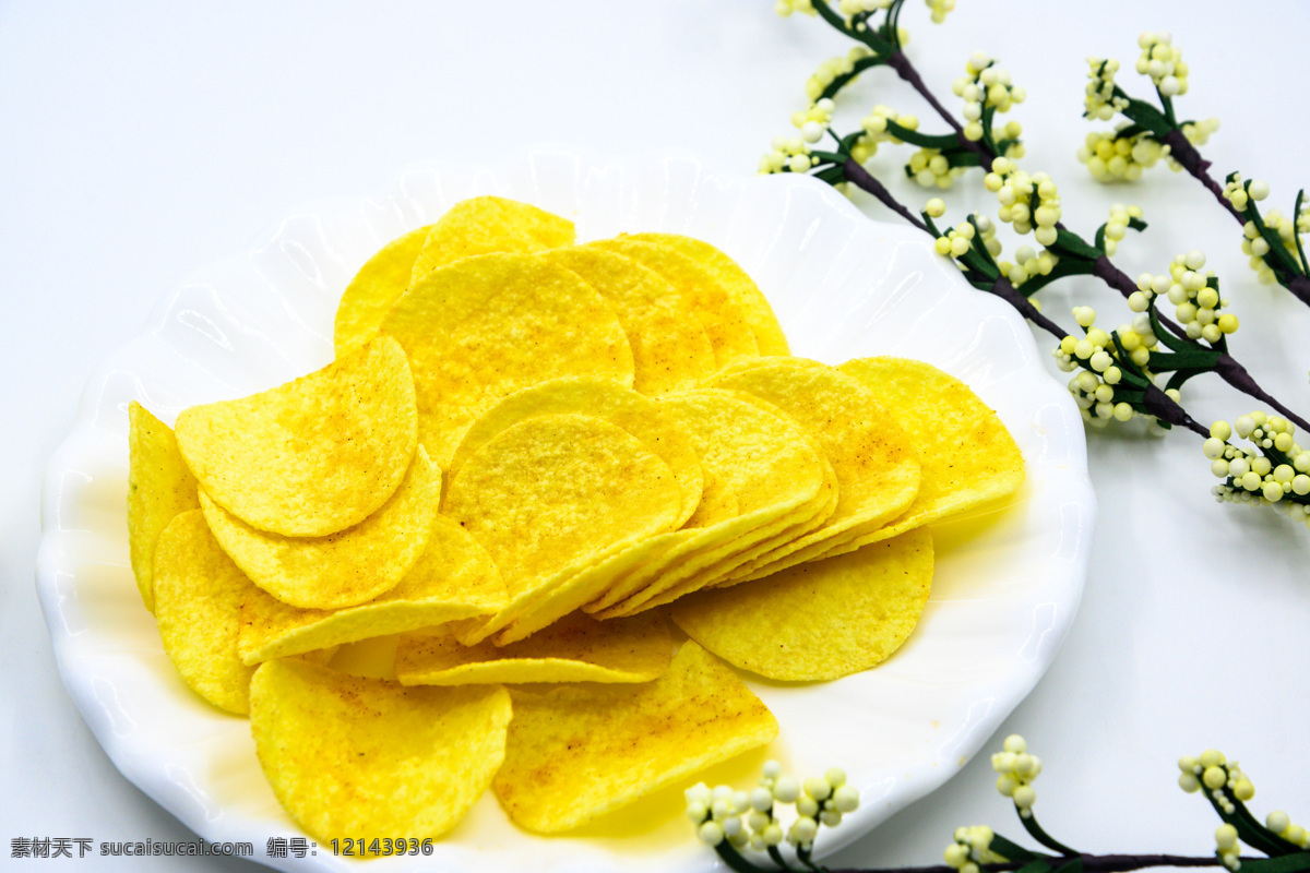 薯片图片 薯片 膨化食品 零食 食品 小吃 零嘴 休闲小吃 香脆薯片 酥香薯片 无人 特写 室内 休闲 圆形 容器 白色瓷盘 瓷盘 黄花 白花 绿叶 植物 餐饮美食 面制品 杂粮制品 热量 咸味 白色背景 烤 烘焙 食物 美食 美味 膳食 饮食 甜的 营养 面食 纸包装 土豆 洋芋 红薯 番薯 地瓜 传统美食