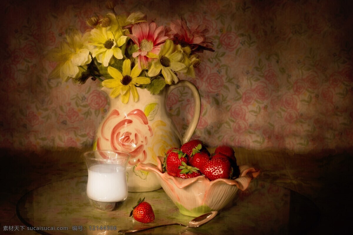 静物 碗里的草莓 奶油 碗 里 草莓 场景 花朵 黑色