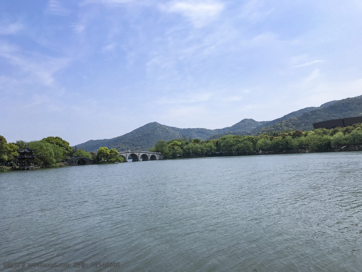 蓝天下的湖面 湖水 山 小船 小桥 草船 河面 河水 荷花 独木桥 意境 山水画 桂林山水 云雾 风景画 日出 山川 湖面 湖景 水面 莲花 3d设计 室外模型 max 自然景观 山水风景