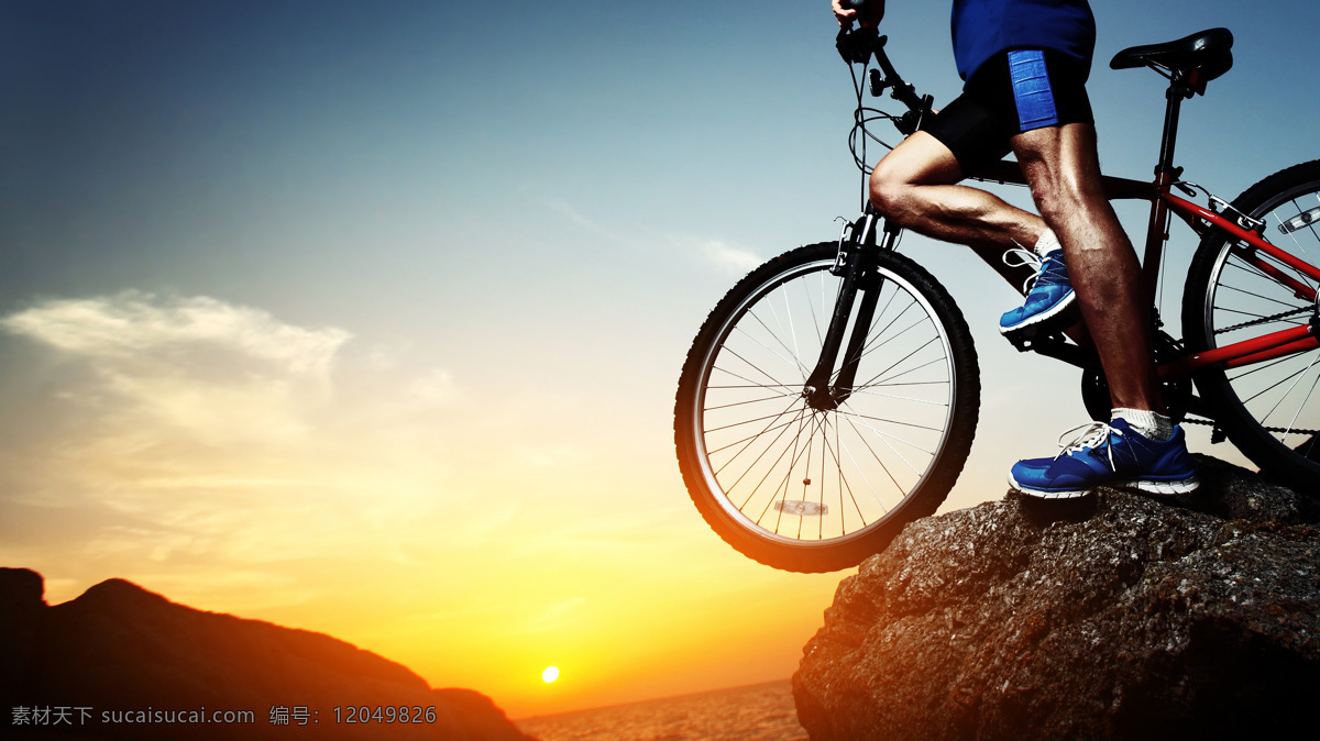 崖石 上 骑 自行车 男人 夕阳 云朵 自地车 单车 山地车 外国男人 赛车手 体育运动 生活百科