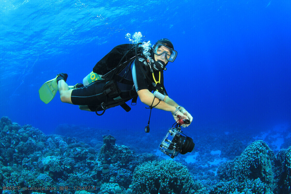 拍摄 珊瑚 潜水员 海底 水泡光 人物 体育运动 生活百科 蓝色