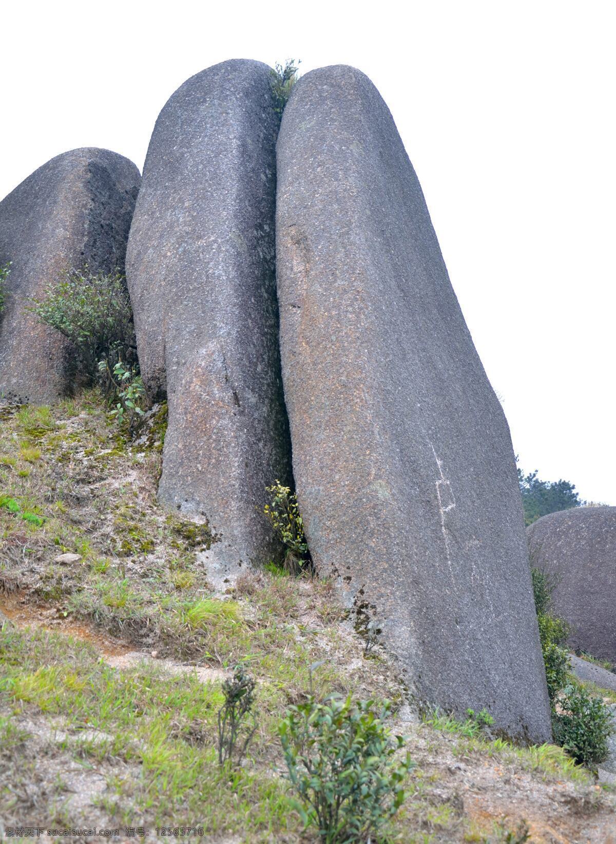 大石头 中国虎园景观 石头 天空 远山 枯草 小树枝 草皮 斜坡 山坡 土壤 土地 风景 美丽风景 意境 山水风景 自然景观