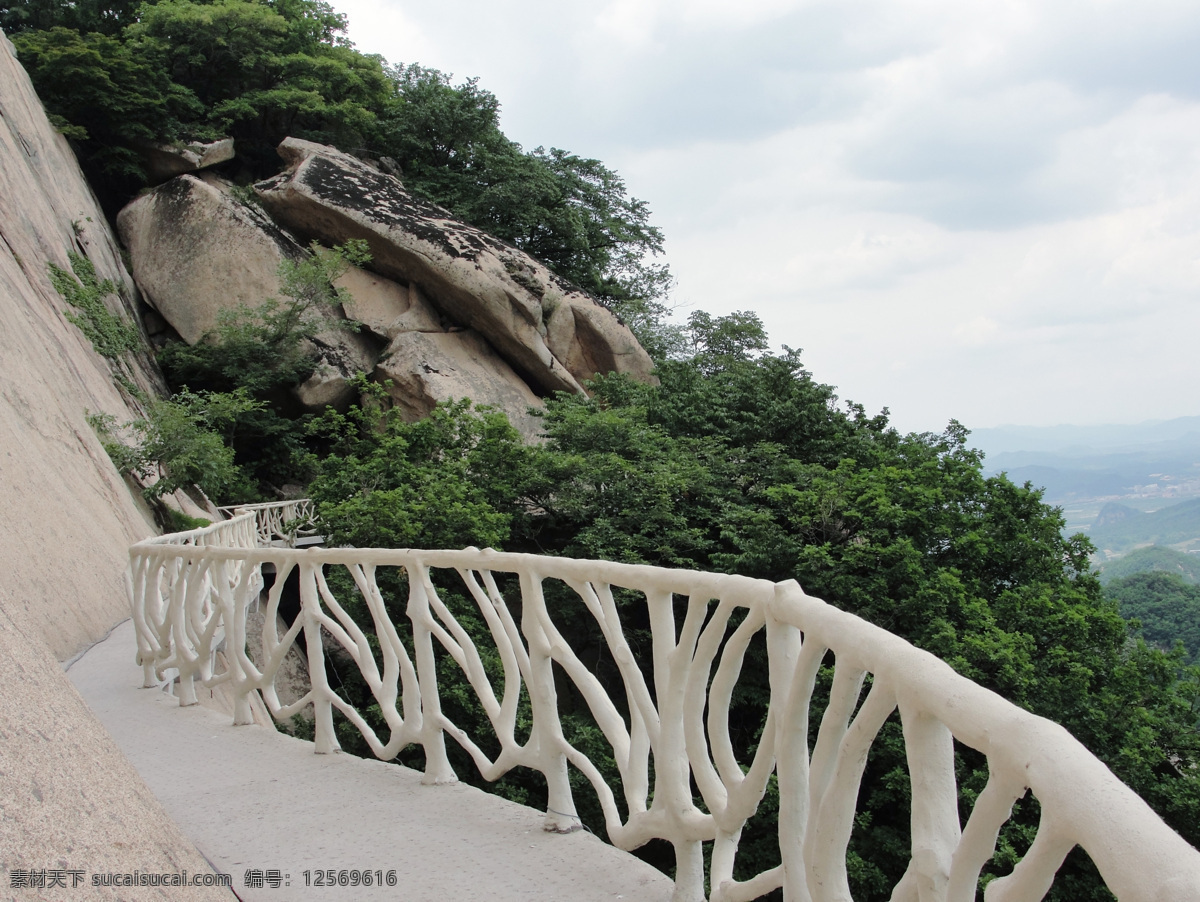 凤凰山 栈道 天空 高山 绿树 自然风景 旅游摄影