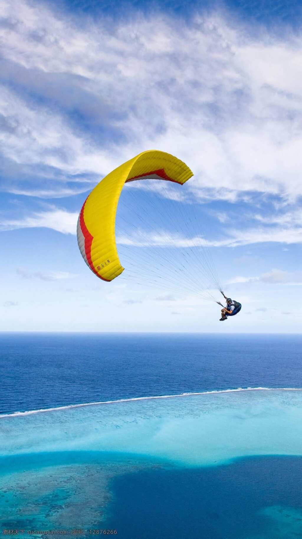 低空跳伞 极限运动 滑翔项目 蓝天 白云 大海 碧蓝的海水 生活百科 娱乐休闲