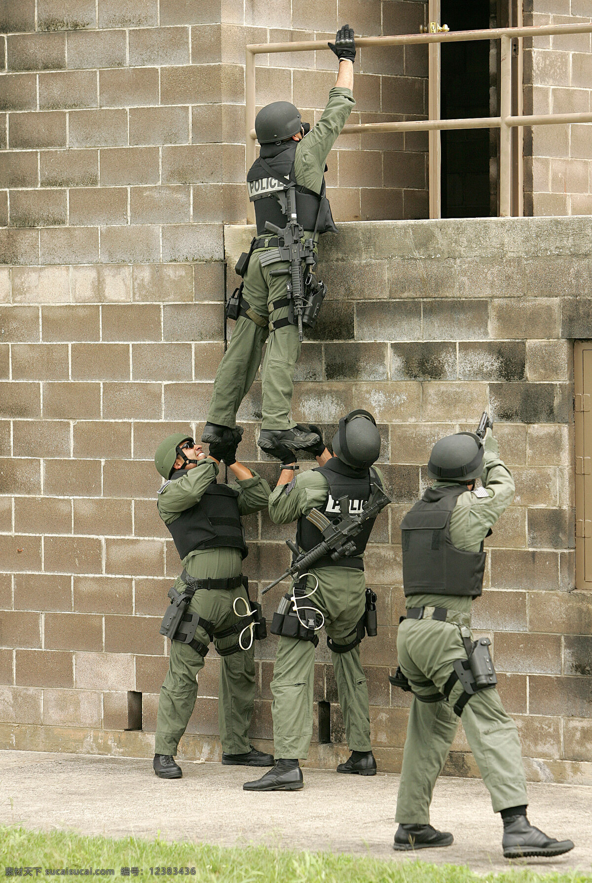 警察特警 警察 特警 制服 武器 装备 楼房 攀登 职业人物 人物图库