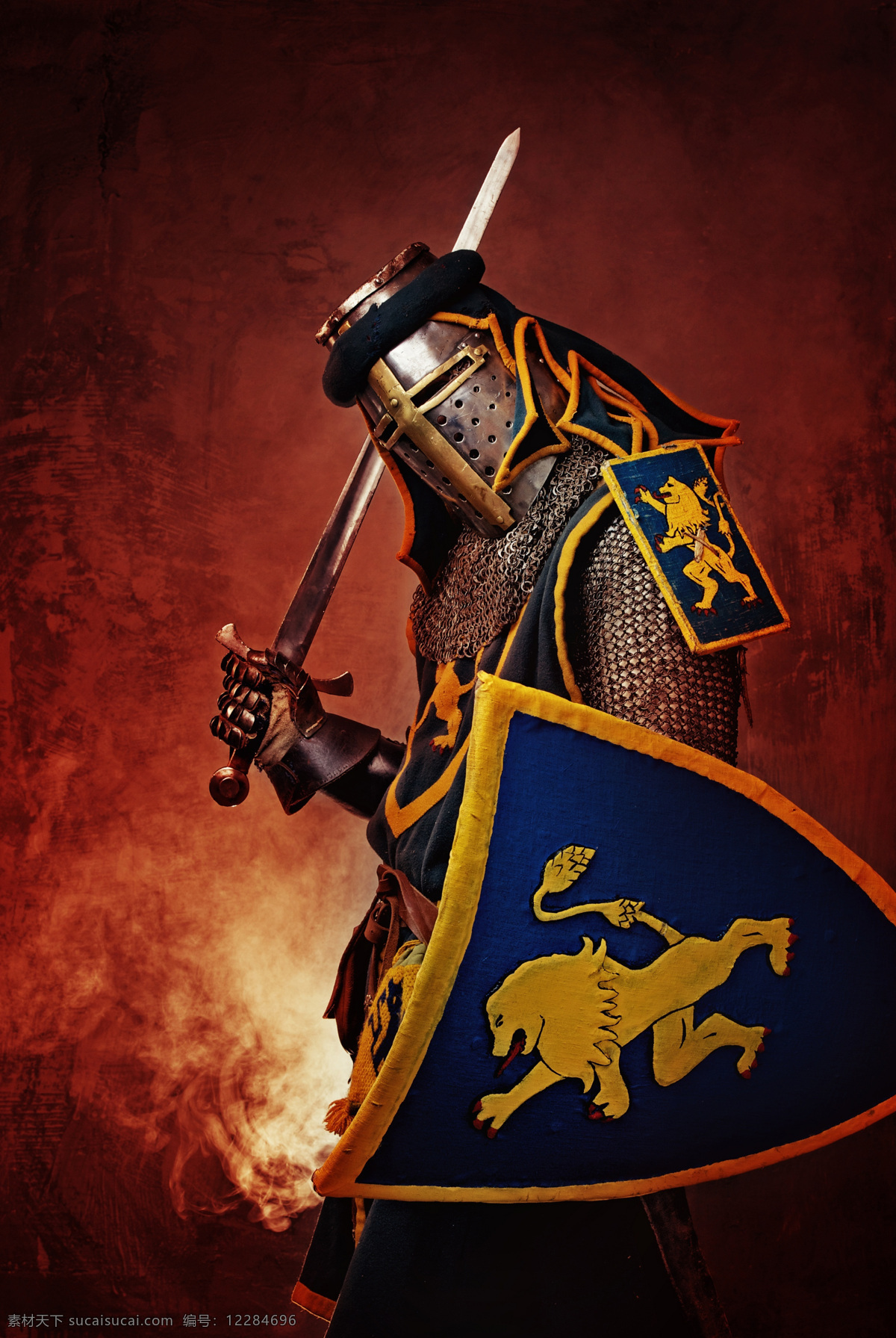 中世纪 骑士 盔甲 头盔 长剑 大剑 盾牌 威武 战斗 男人图片 人物图片