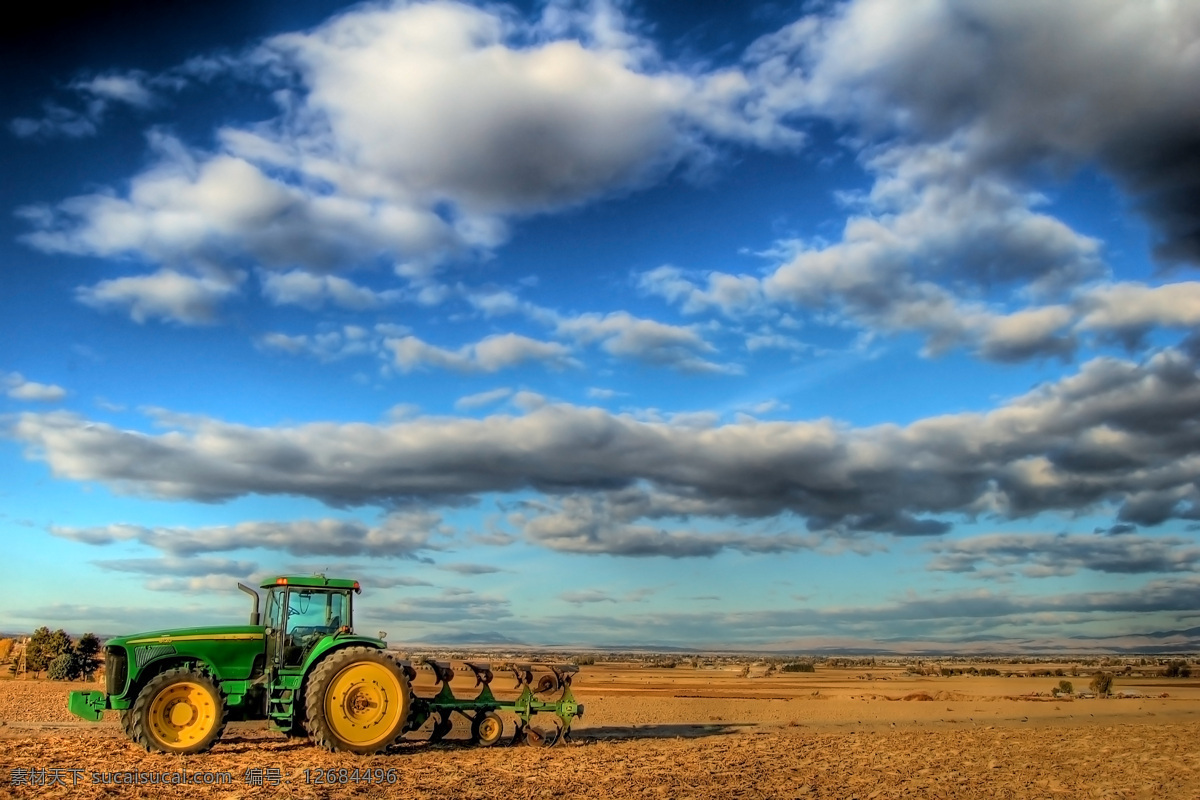 收割车 农业 丰收 蓝天 土地 高清 农业生产 现代科技