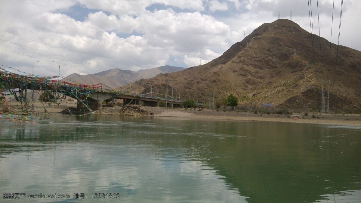 拉萨河 蓝天白云 西藏风景 背景 拉萨风景 拉萨大桥 西藏 石头 旗帜 大山 国内旅游 旅游摄影 灰色