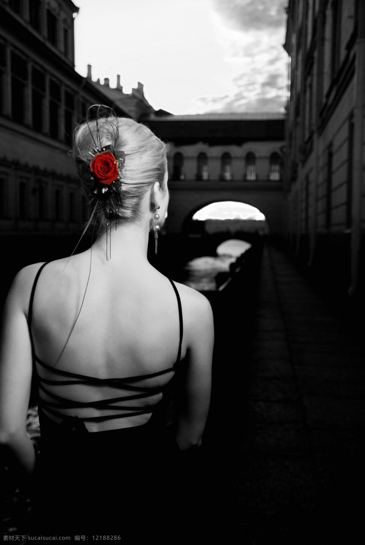 威尼斯玫瑰 威尼斯 美人 美女 女人 玫瑰 花朵 桥 水道 外国 风光 人物图库 人物摄影 摄影图库