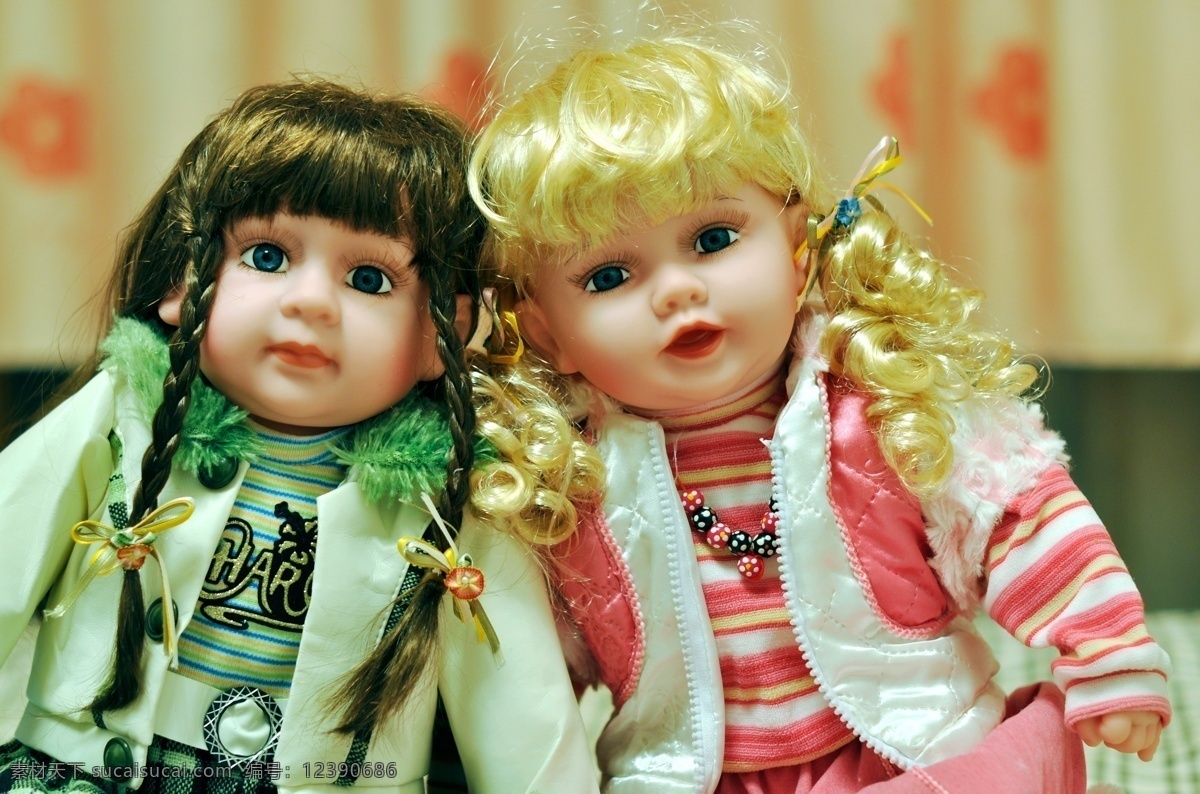 一对洋娃娃 洋娃娃 玩具 一对 布偶 娃娃 玩偶 西方小孩 可爱 大眼睛 小公主 金发 辫子 裙衣 工艺品 文化艺术