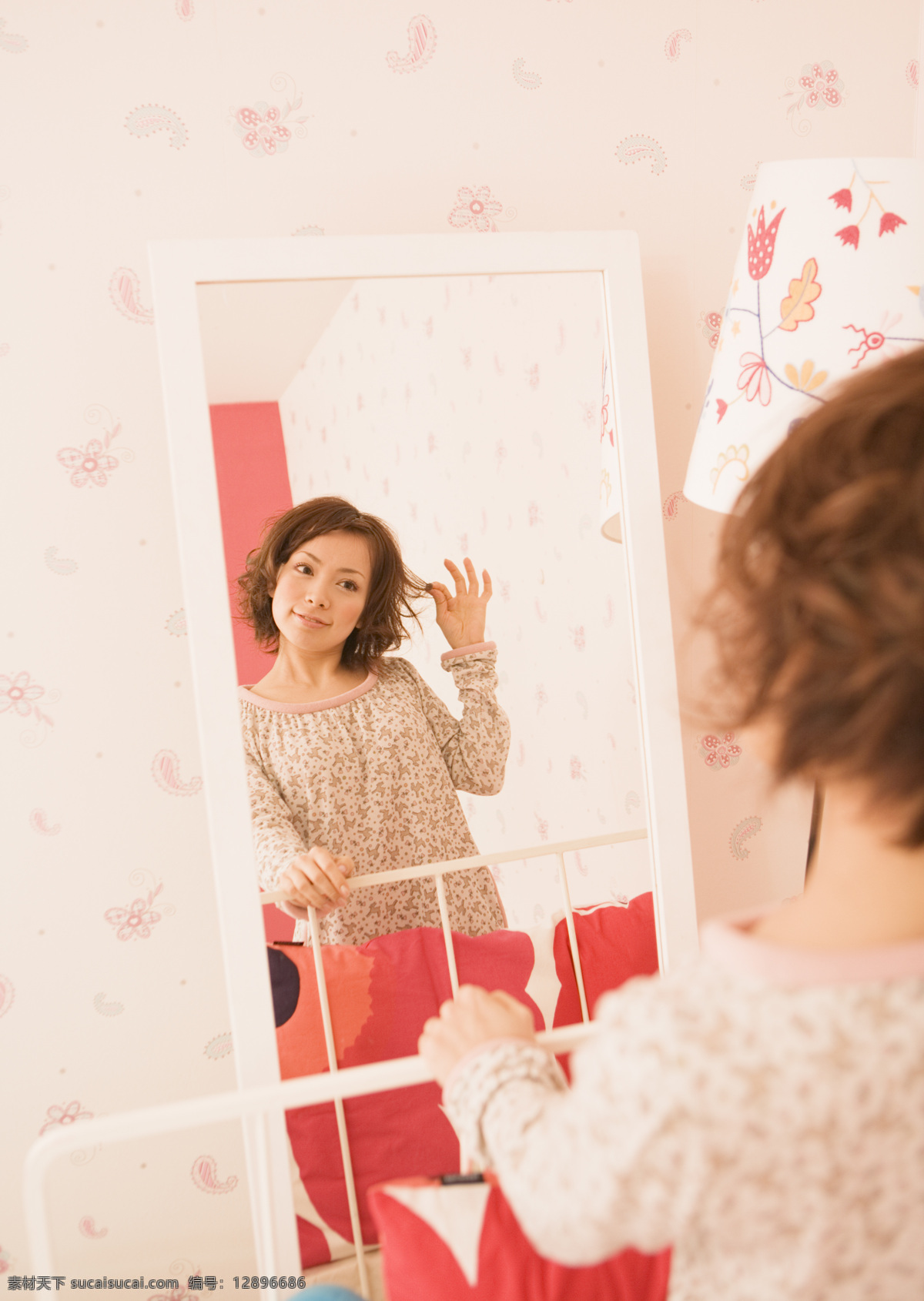 可爱 女生 照镜子 高清图片 jpg图库 摄影图片 人物摄影 人物图片 可爱女孩 时尚美女 开心女生 镜子 女生照镜子 红色抱枕 美女图片