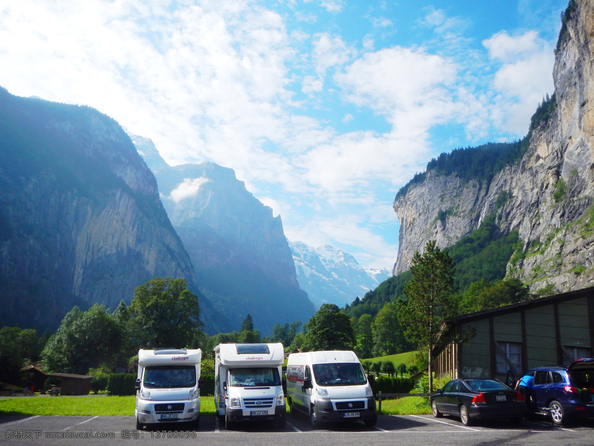 山区风光 高山 蓝天 白云 汽车 绿树 山区风景 自然风景 自然景观 山水风景