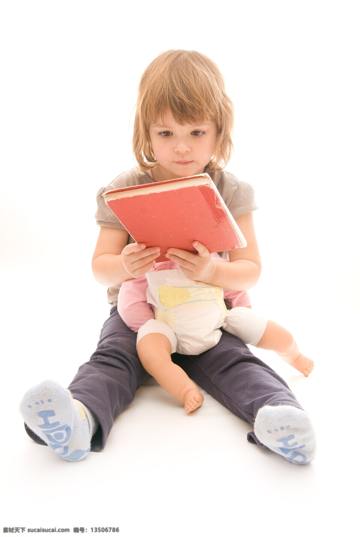 抱 娃娃 外国 女孩 儿童 外国孩子 书 看书 坐着 儿童图片 人物图片
