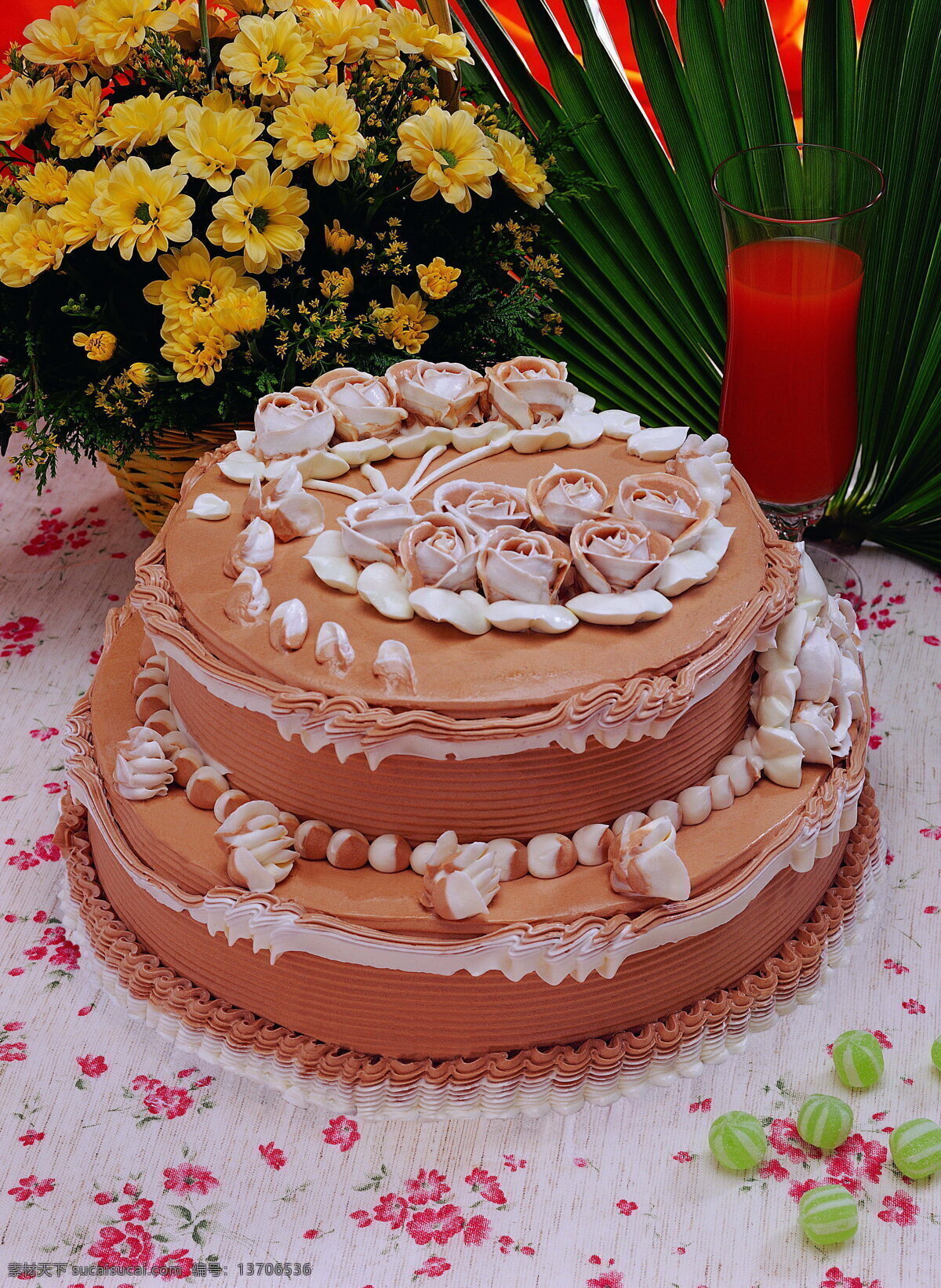 多层蛋糕 双层蛋糕 糕点 点心 甜点 甜品 花卉蛋糕 奶油蛋糕 蛋糕 奶油 美味 美食 食物 鲜花 插花 餐桌 餐饮美食 冷食 西餐美食
