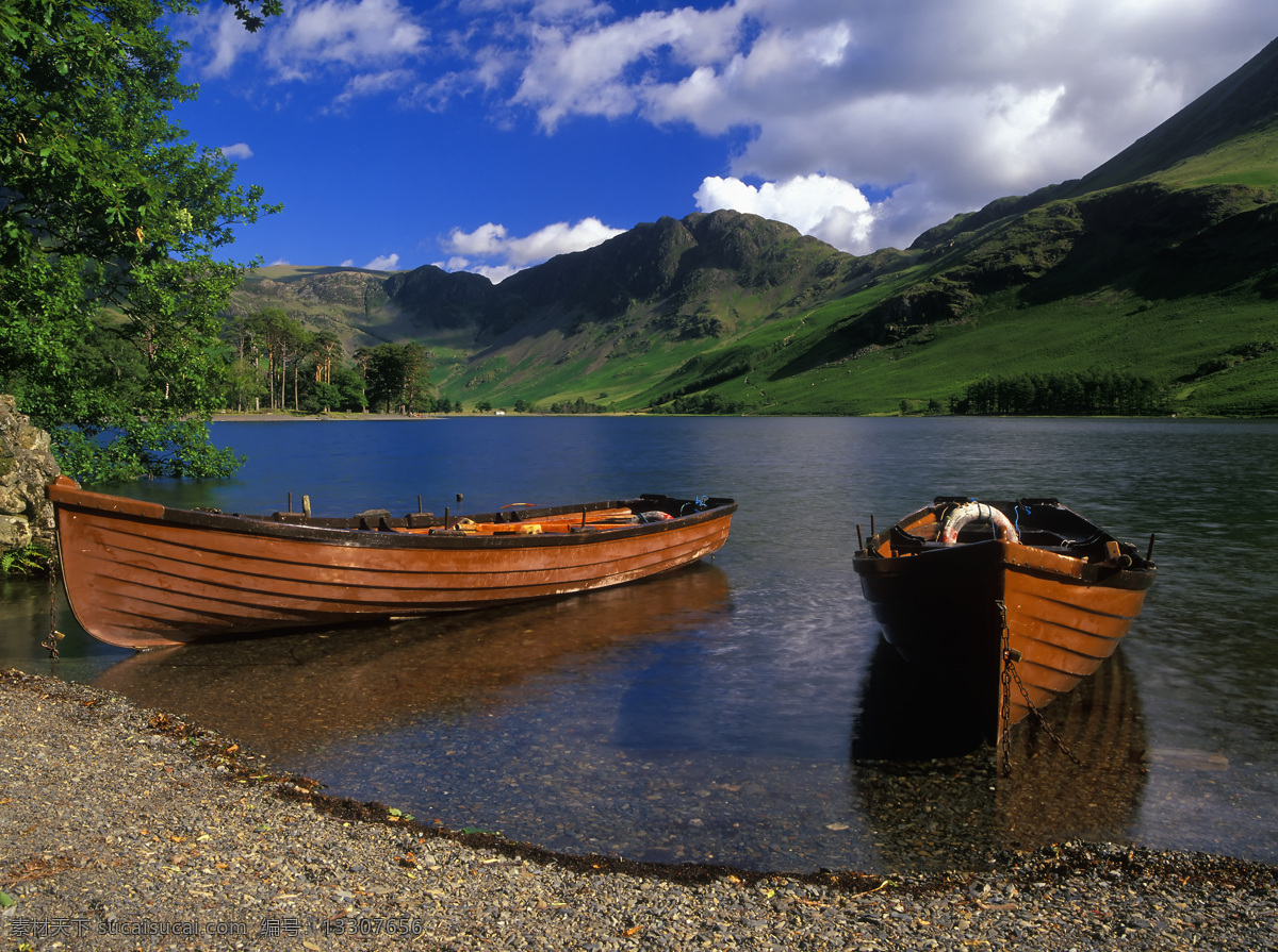湖水 两 条 小船 木船 游船 青山绿水 轮船 运输工具 轮船图片 现代科技