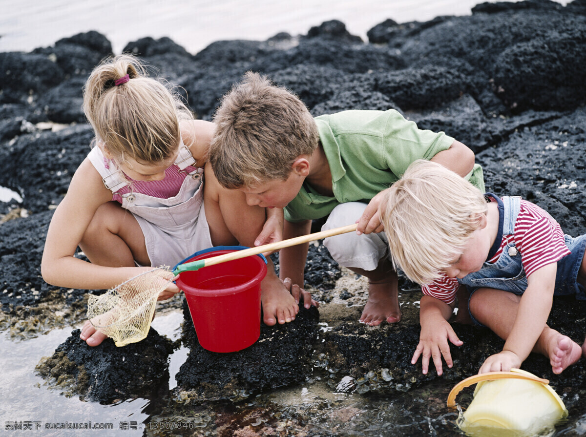 抓 鱼 儿童 外国儿童 可爱 小女孩 小男孩 捞鱼 抓鱼 海边 假日沙滩 儿童幼儿 生活人物 人物图片