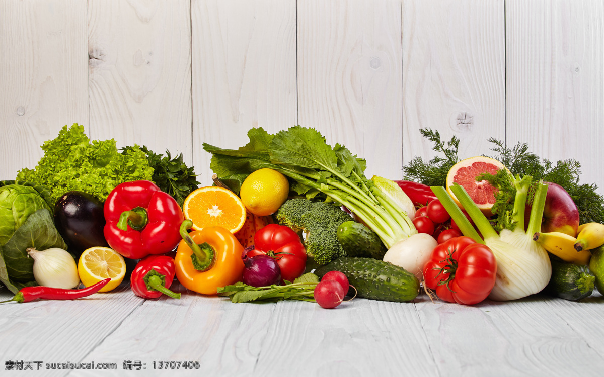 木板 上 蔬菜水果 番茄 柠檬 黄瓜 西红柿 辣椒 西兰花 萝卜 新鲜水果 水果摄影 新鲜蔬菜 蔬菜摄影 蔬菜图片 餐饮美食
