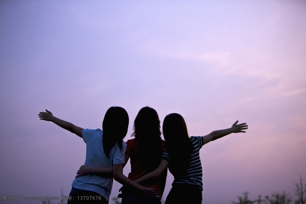 看 日落 女孩 活力青年 夕阳 天际 晚霞 青春 少女 大学生 漂亮女孩 草地 天空 公园 树林 微笑 友谊 交情 密友 闺友 尊重 爱 幸福 快乐 团结 学生 高清图片 生活人物 人物图片